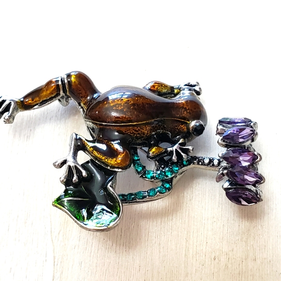 Gold Purple and Green Color Frog Holding Flower Pin/Brooch with Rhinestones - Picture 4 of 6